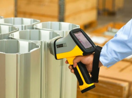 क्या स्टेनलेस स्टील फास्टनरों की प्रामाणिकता की तुरंत पहचान करने के लिए रासायनिक समाधान और मैग्नेट का उपयोग किया जा सकता है?