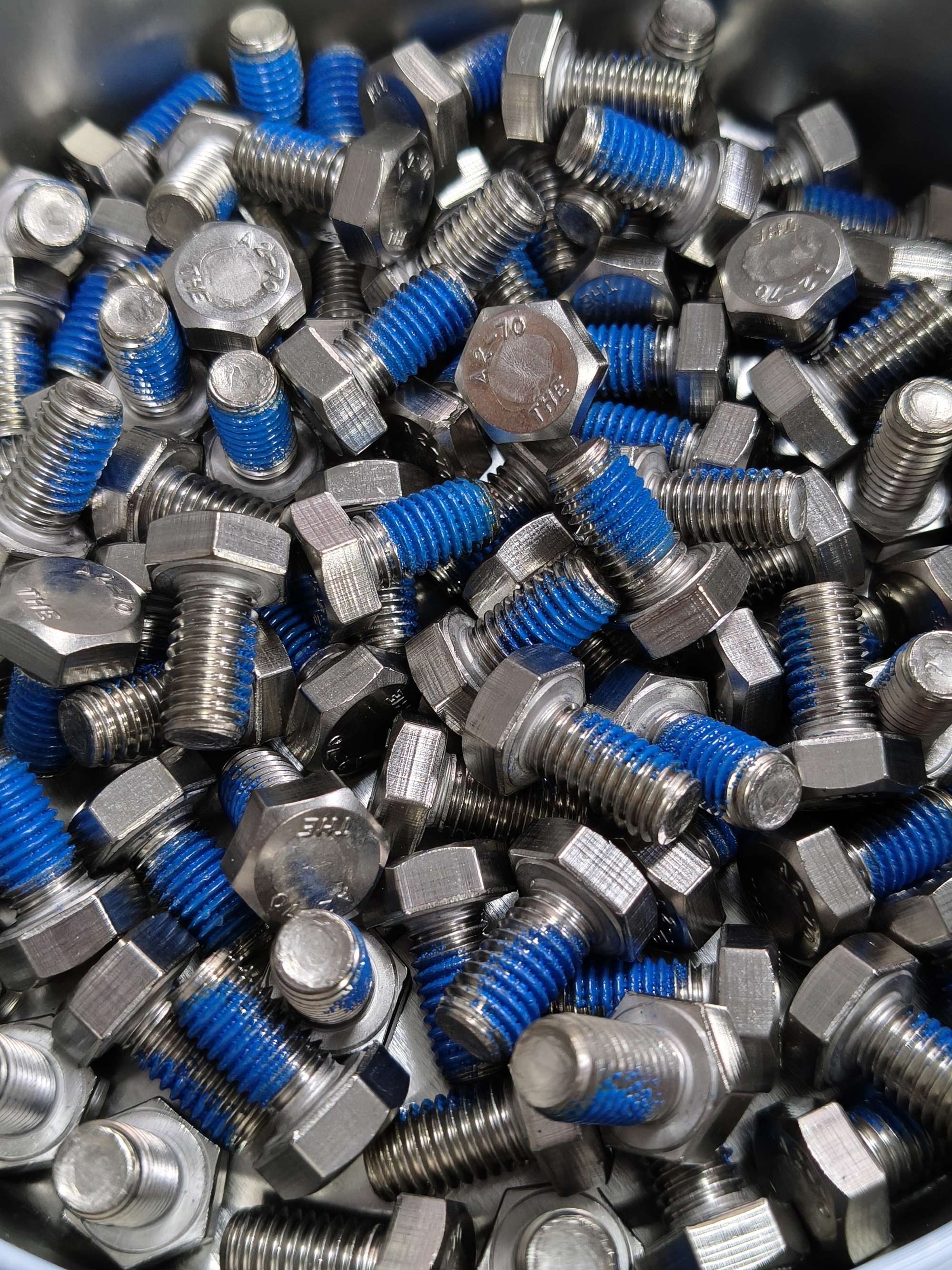 थ्रेडलॉकिंग चिपकने वाले पदार्थों को रासायनिक चिपकने वाले और नायलॉन चिपकने वाले में वर्गीकृत क्यों किया जाता है?