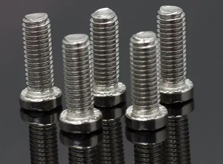 स्टेनलेस स्टील स्क्रू में मलिनकिरण का क्या कारण है?